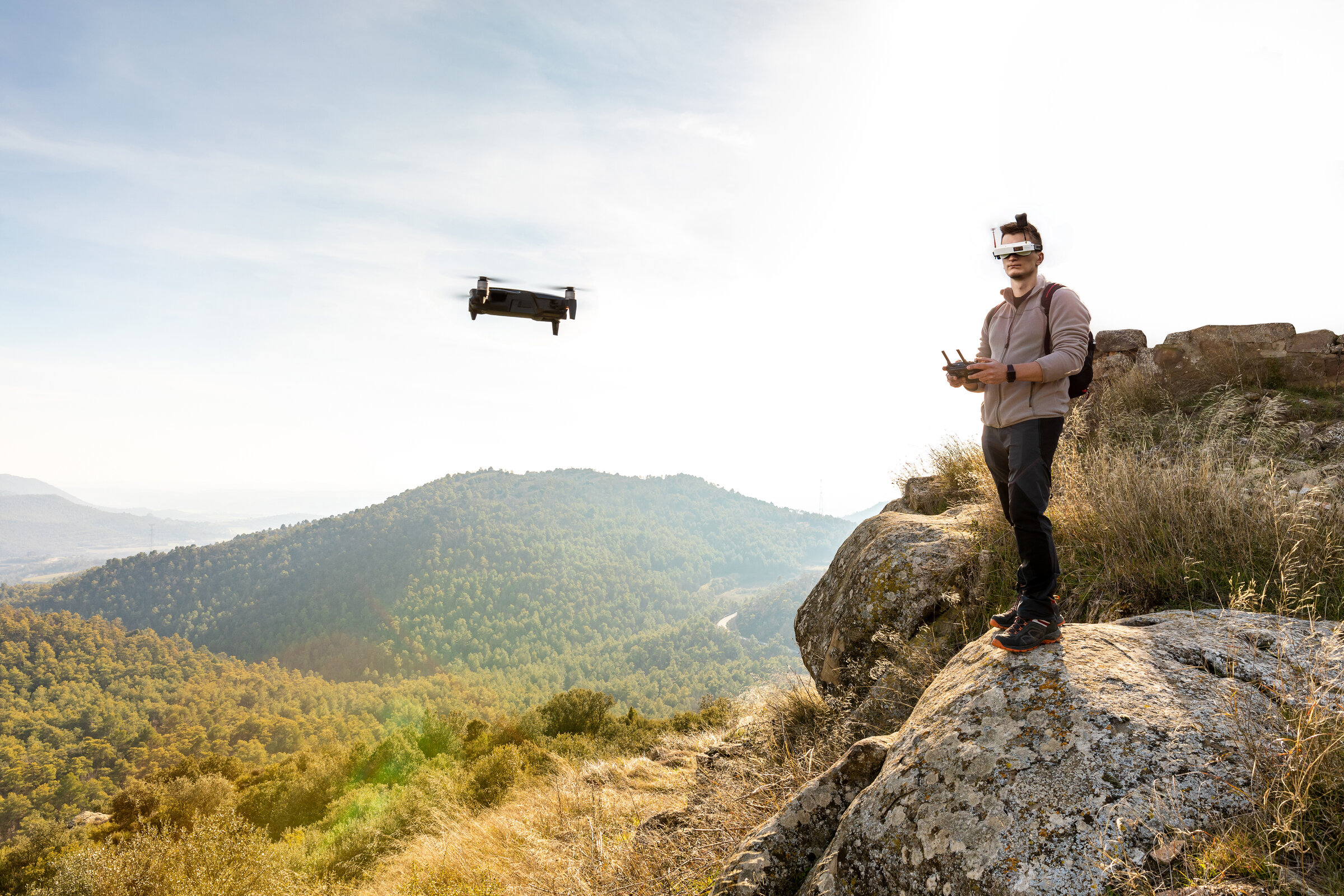 FPV Drohnenflug auf einem Berg